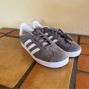 Adidas Gazelle women’s sneaker like new condition size 7 (male 6)
